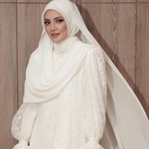 Nyanyi Sumbang, Netizen Suruh Fazura Fokus Berlakon Sahaja