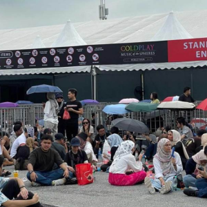 Peminat Coldplay Dah Beratur Seawal Subuh, Sanggup Berpanas Tunggu Atas Jalan Tar