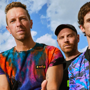 Vokalis Coldplay Sujud, Cium Tanah Sebaik Tiba Di Malaysia