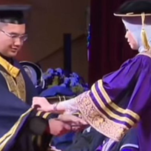 Graduan Tersipu Malu Bila Tengku Permaisuri Selangor Betulkan Lengan Jubah Konvo