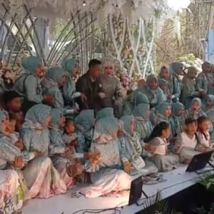 Saudara Mara Semua Naik Atas Pentas Nak Bergambar, Pelamin Pengantin Roboh!