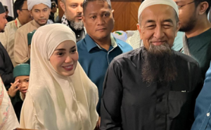 Uqasha Senrose Dikutuk Bergambar Terlalu Rapat Dengan Ustaz Azhar Idrus