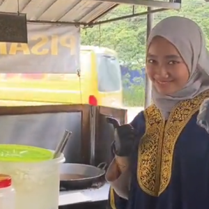 Graduan Wanita Dikecam Pakai Jubah Konvo Meniaga Pisang Goreng