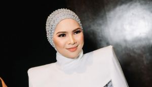 Aina Abdul Didakwa Promosi Golongan Lelaki Untuk Berpakaian Menyerupai Wanita Di Konsert?