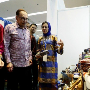 "Saya Tidak Rasa Kurang Darjat Makan Di Gerai Dan Warung," Anwar Ibrahim