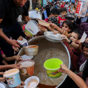 Kebuluran Dan Terlampau Terdesak- Penduduk Gaza Dalam Mod Survival, Serbu Lori Bantuan Dan Berebut-Rebut Makanan