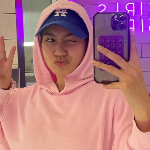 Aprena Manrose Pakai Hoodie Nampak Leher, Netizen Anggap 'Hint' Bakal Buka Tudung