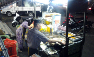 Berang Depan Rumah Jadi Parking Lot Sebab Jiran Sebelah Jual Burger, Dah Tegur Tapi Kena Sound Balik!