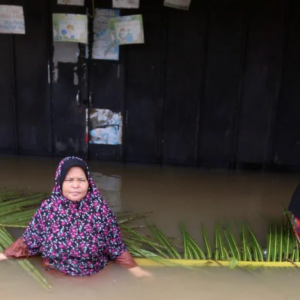 Bekalan Air Dan Elektrik Terputus, Tiga Beranak Nekad Tak Nak Pindah Walau Banjir Di Paras Bahaya