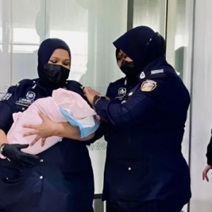 Gempar Wanita Lahirkan Anak Di Balai Menunggu KLIA