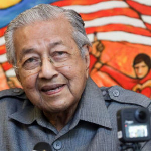 "Saya Dilayan Seperti Penjenayah, Saya Harap Polis Kita Tidak Diganggu Oleh Orang Politik" – Tun Mahathir
