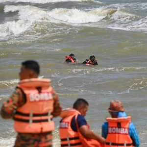 Pelancong KL Lemas Ditarik Ombak Di Pantai Batu Burok