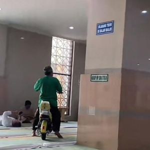 Lelaki Tunggang Motosikal Elektrik Dalam Masjid