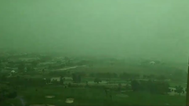 Langit Dubai bertukar warna hijau selepas banjir besar. Petanda apakah?