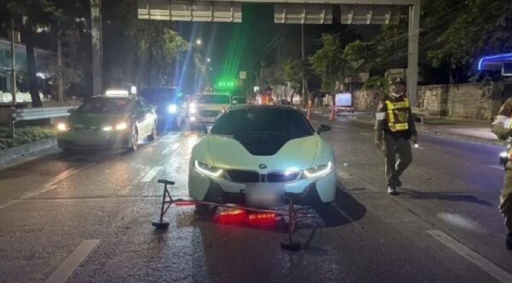 Kereta BMW anak timbalan menteri rempuh sekatan polis