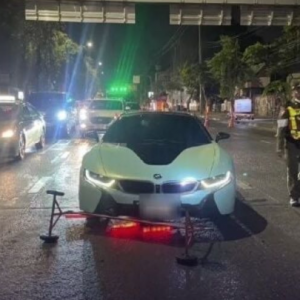 Kereta BMW anak timbalan menteri rempuh sekatan polis