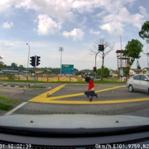 Penunggang motosikal melambung dilanggar kereta langgar lampu merah