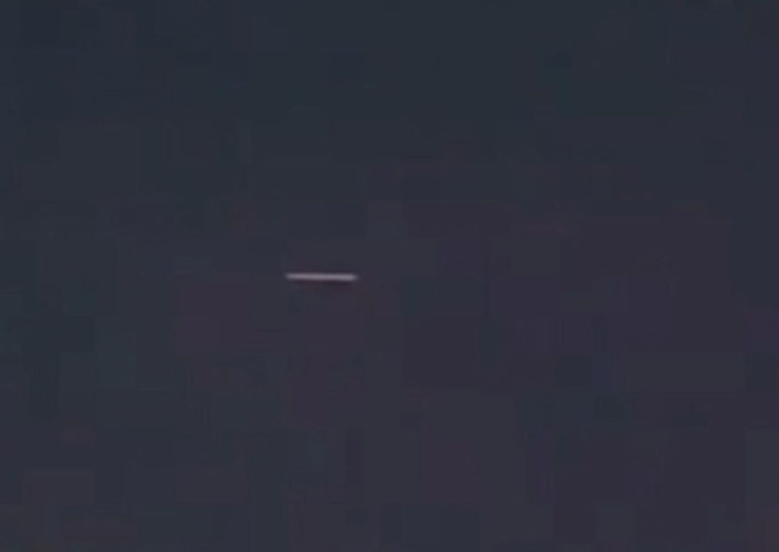 UFO berbentuk garisan putih dirakam di Uruguay