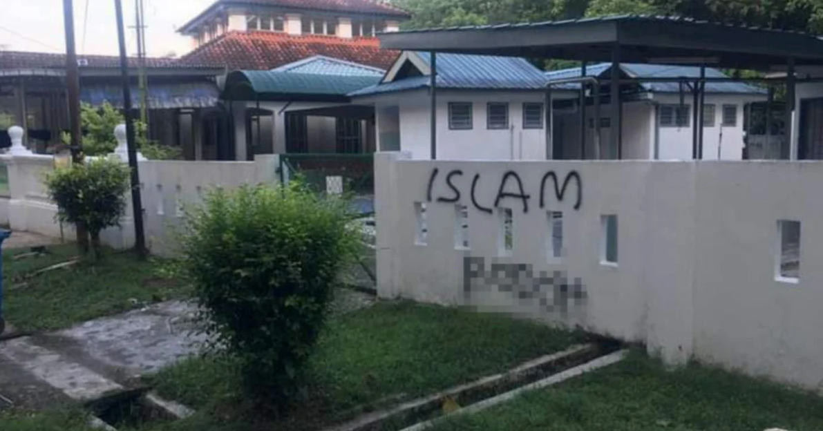 Dinding masjid di Kuala Kubu Baharu diconteng perkataan kesat