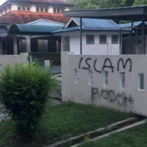 Dinding masjid di Kuala Kubu Baharu diconteng perkataan kesat