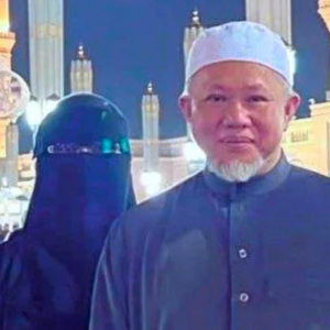 Rakyat Malaysia berkhidmat di Masjid Nabawi sebagai penterjemah kepada jemaah dari Malaysia, Indonesia, Brunei dan Thailand