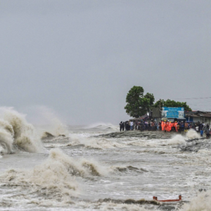 Siklon Remal hentam Bangladesh, hampir sejuta berpindah