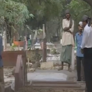 VIDEO Shah Rukh Khan Ziarah Pusara Ibubapanya di Kampung Jadi Tular