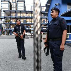 Operasi balai polis berjalan seperti biasa walaupun pintu pagar ditutup - KPN