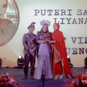 Puteri Sarah Dapat Anugerah Khas Ikon Ibu Tunggal Pada Majlis Pelancaran Dan Malam Anugerah MommyHana