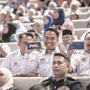 Suami kerja ‘gomen’ sangat bernilai sekarang, kena selalu pegang tangan!