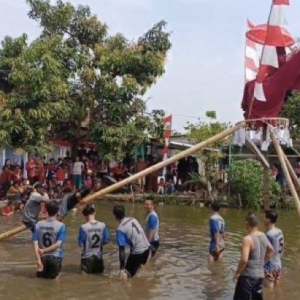 Pemenang panjat batang licin dapat hadiah ‘janda muda’