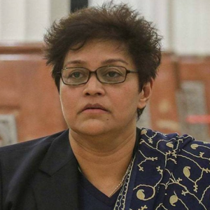 'Jadilah gentleman seperti Anwar'- Azalina Othman