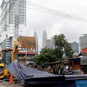 DBKL roboh struktur atas laluan awam di Jalan Raja Alang