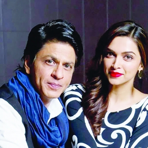 Shah Rukh Khan curi-curi jenguk bayi Deepika