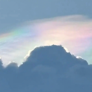 Langit bertukar warna-warni gemparkan penduduk