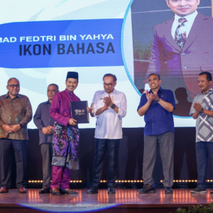 Jangan taasub guna bahasa Inggeris, Bahasa Melayu tetap bahasa rasmi berdasarkan perlembagaan" – PM