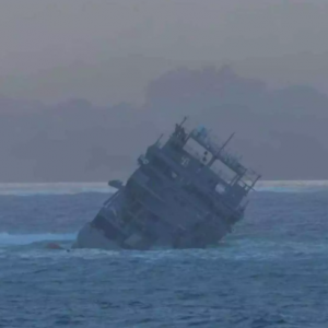 Kapal tentera laut New Zealand karam