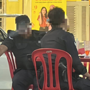 Foto tular anggota polis hisap rokok di restoran disiasat