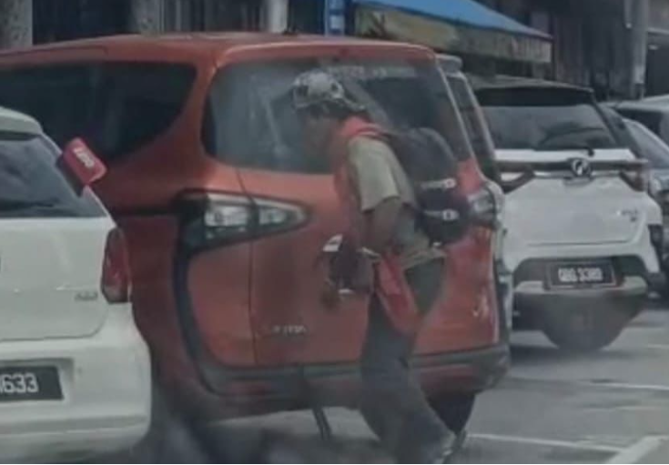 Lelaki Asing Patahkan Pengelap Cermin Belakang Kereta Diberkas Polis