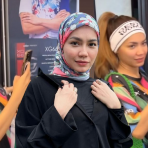 Pakai bandana, tudung Aprena Manrose sudah terbang?