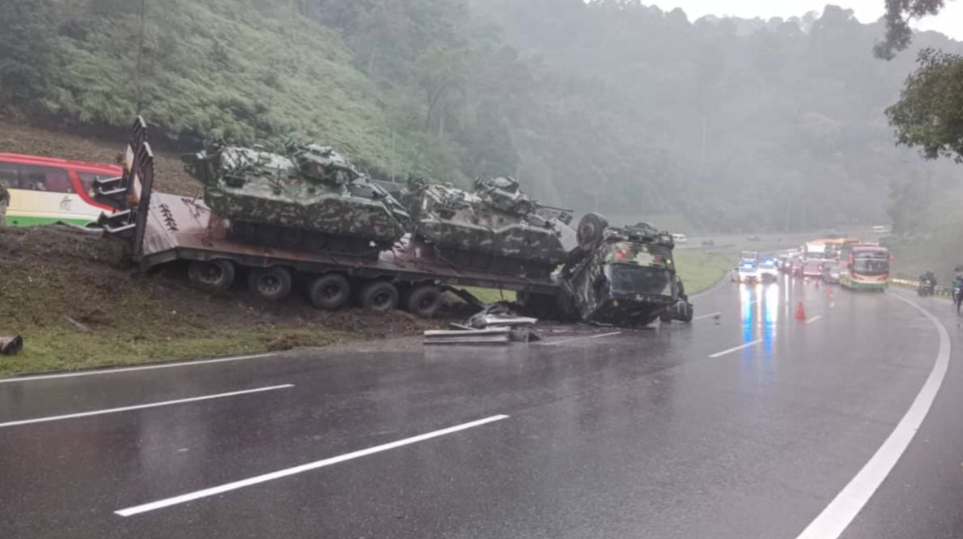 Kenderaan pengangkut kereta perisai ATM (KPKP) terbalik di Lebuhraya KL-Karak