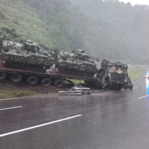 Kenderaan pengangkut kereta perisai ATM (KPKP) terbalik di Lebuhraya KL-Karak