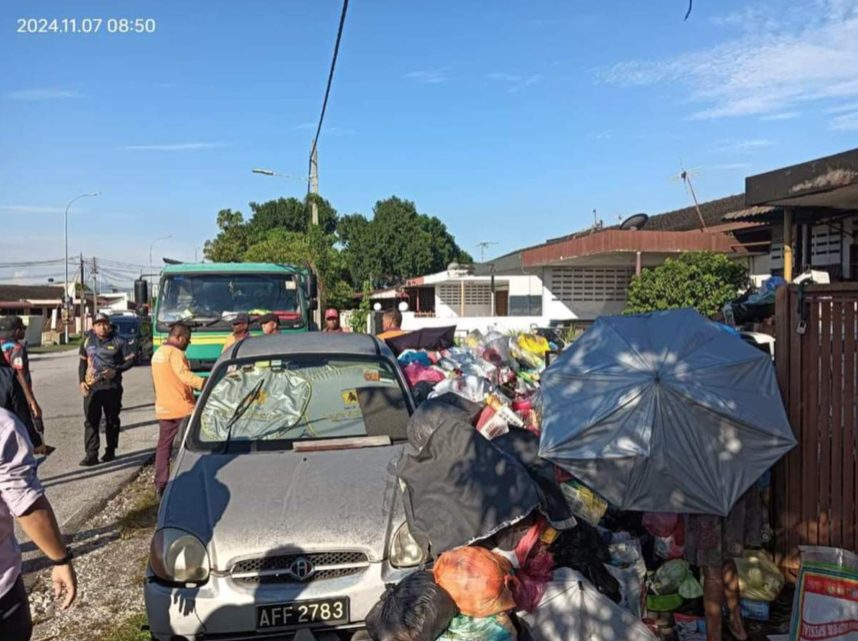 'Sampah' sebanyak 710 kg dikutip dari rumah warga emas yang suka kumpul sampah, kesalahan kali keempat