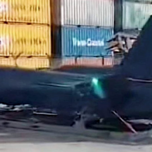 Gambar, video tular pesawat jenis F-5E di pelabuhan bukan milik TUDM