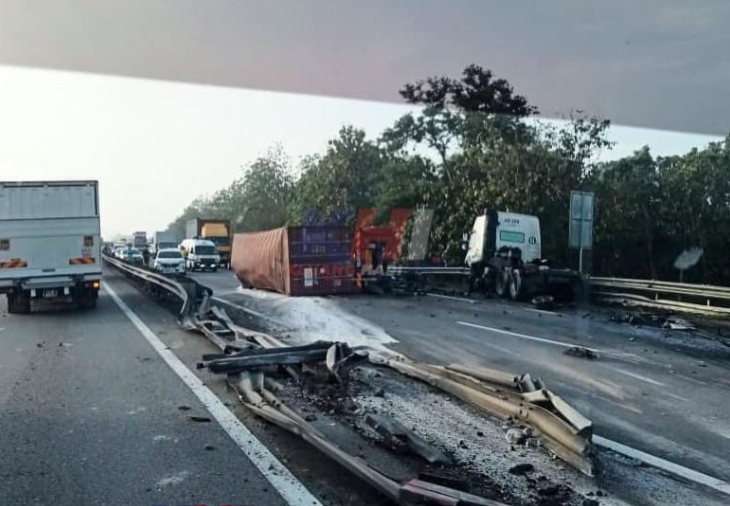 Kemalangan maut : Suara minta tolong dalam kereta Honda, lagi kemalangan treler bawa kontena terbalik