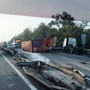 Kemalangan maut : Suara minta tolong dalam kereta Honda, lagi kemalangan treler bawa kontena terbalik