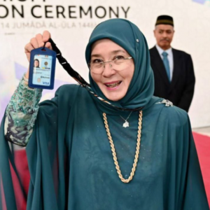 'Kembali ke sekolah, doakan saya' - Tunku Azizah kini penuntut UIAM