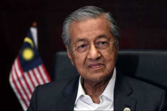 “Saya tiba-tiba rasa seperti berada di China,”  Tun M kecewa terhadap penggunaan meluas tulisan Cina di papan tanda