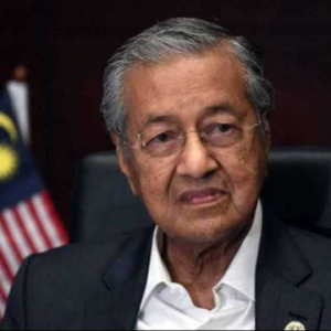 “Saya tiba-tiba rasa seperti berada di China,”  Tun M kecewa terhadap penggunaan meluas tulisan Cina di papan tanda