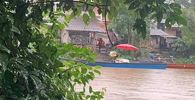 Ketika paras Sungai Golok meningkat, penyeludup sibuk pikul beras